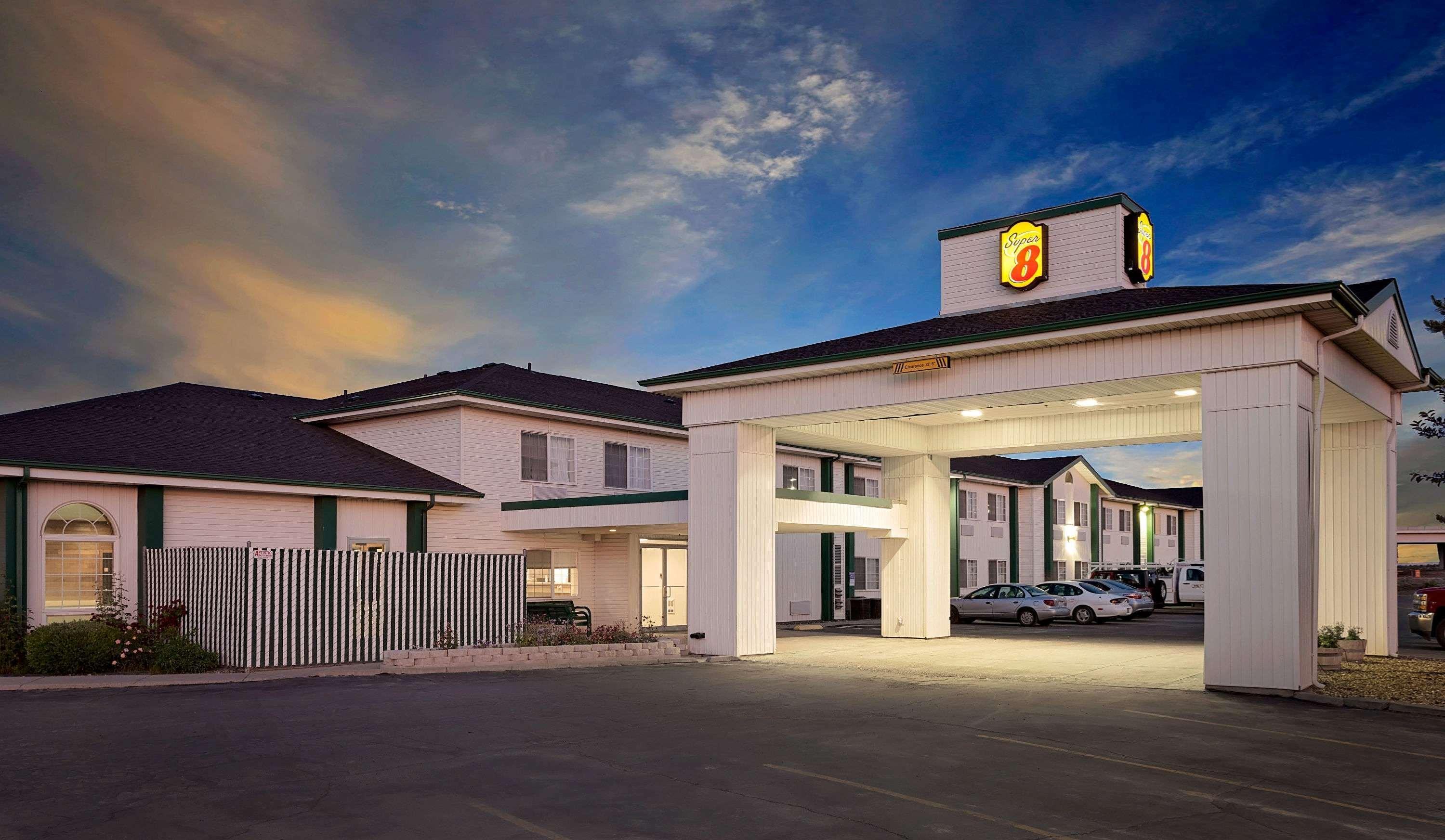فندق Super 8 By Wyndham باتيل ماونتين المظهر الخارجي الصورة